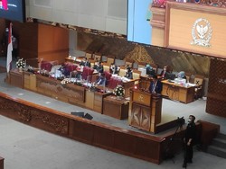 DPR Gelar Rapat Paripurna, Azis Syamsuddin Kembali Tak Ada di Meja Pimpinan