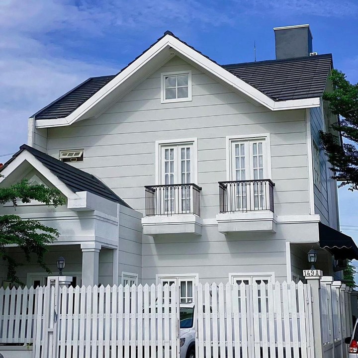 <p>Memiliki rumah modern dengan gaya Amerika, artis cantik Natalie Sarah hobi membagikan potret sudut rumahnya yang mewah dan elegan. (Foto: Instagram: @natalie_sarahs)</p>