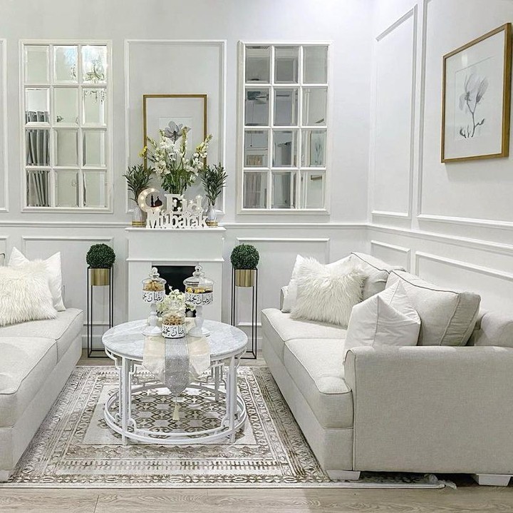 <p>Didominasi dengan warna putih membuat rumah artis yang satu ini terlihat elegan dan sangat nyaman, ya Bunda. Lihat saja ruang tamunya berikut ini. (Foto: Instagram: @natalie_sarahs)</p>