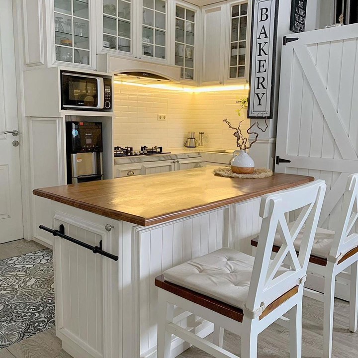 <p>Senada dengan nuansa pada ruang tamu, Natalie Sarah juga mengusung tema serba putih untuk dapur bersihnya. Ia menambahkan unsur kayu yang terdapat pada <em>table island</em> dan dua kursi tinggi. Foto: Instagram: @natalie_sarahs</p>