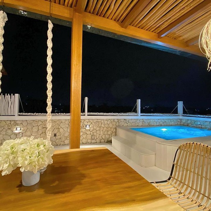 <p>Berbeda dengan bagian dalamnya, bagian luar rumah Natalie Sarah justru didominasi dengan warna coklat, Bunda. Untuk tempat bersantai, Natalie juga membuat kolam renang minimalis, lho. (Foto: Instagram: @natalie_sarahs)</p>