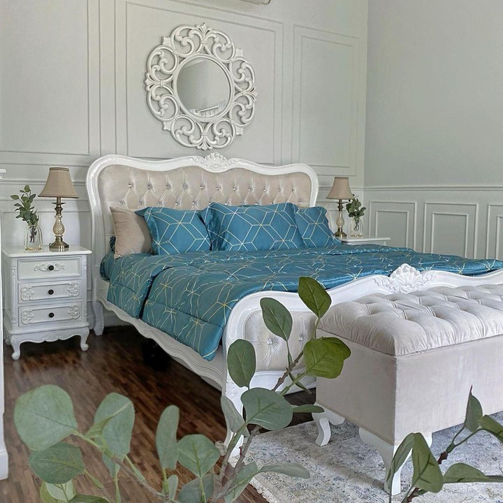 <p>Ini merupakan potret salah satu sudut kamar tidur di rumah Natalie Sarah, Bunda. Artis yang juga tertarik dengan<em> home decor</em> ini menata kamarnya dengan begitu cantik bernuansa putih dan pajangan berwarna senada. (Foto: Instagram: @natalie_sarahs)</p>