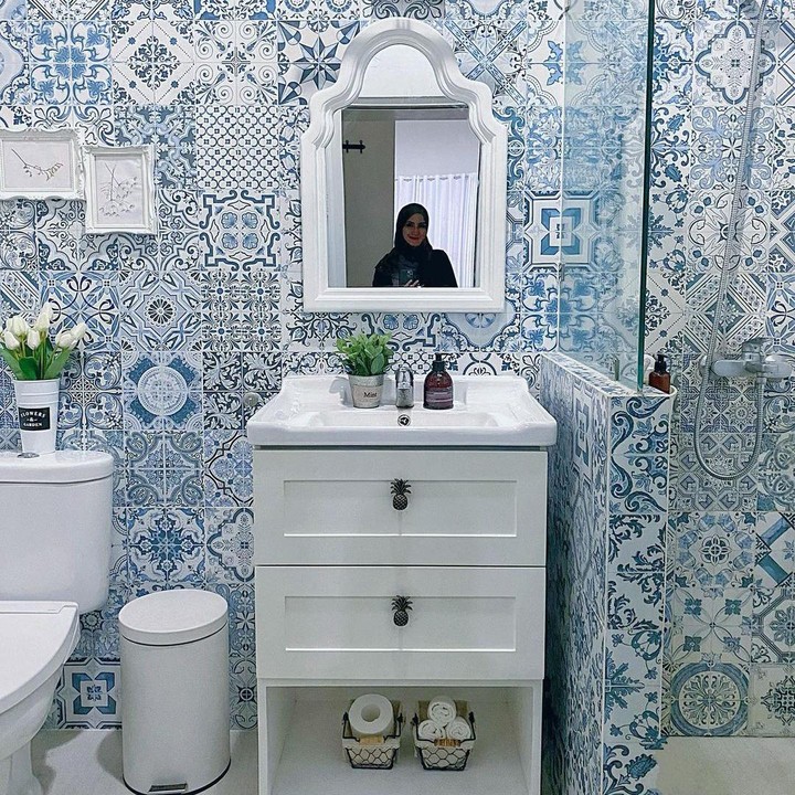 <p>Inilah penampakan kamar mandi rumah mewah Natalie Sarah, Bunda. Tetap bernuansa putih, dengan dinding yang berhiaskan ubin motif klasik. (Foto: Instagram: @natalie_sarahs)</p>