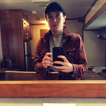 Jadi Transgender, Elliot Page Makin Percaya Diri Pamer Dada Bidang