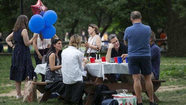 FOTO: Ceria Warga New York Pesta di Luar Ruangan