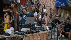 FOTO: Ceria Warga New York Pesta di Luar Ruangan