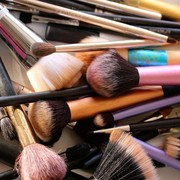 5 Alasan Kamu Wajib Membersihkan Alat Makeup