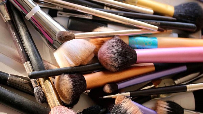 5 Alasan Kamu Wajib Membersihkan Alat Makeup