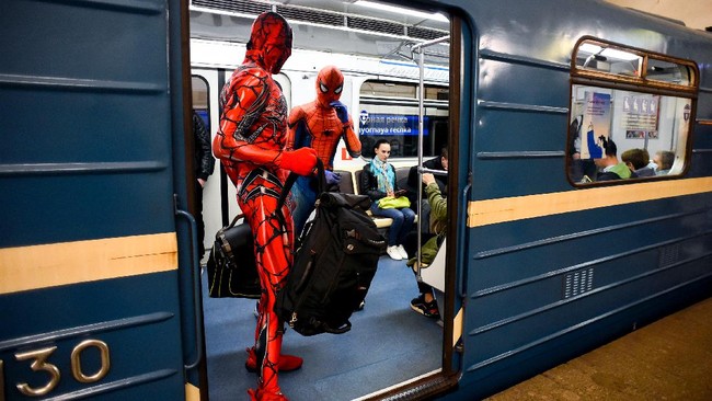 FOTO: Tarian Spiderman van Rusia di Subway St Petersburg
