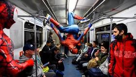 FOTO: Tarian Spiderman van Rusia di Subway St Petersburg