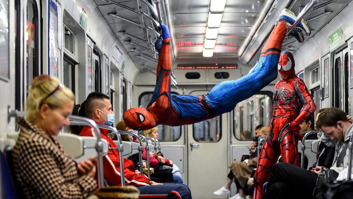 FOTO: Tarian Spiderman van Rusia di Subway St Petersburg