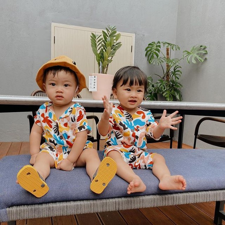 Anak Kembar Syahnaz Sadiqah dan Jeje Anak kembar Syahnaz Sadiqah dan Jeje memang menggemaskan apalagi saat memakai baju samaan. Yuk kita intip!