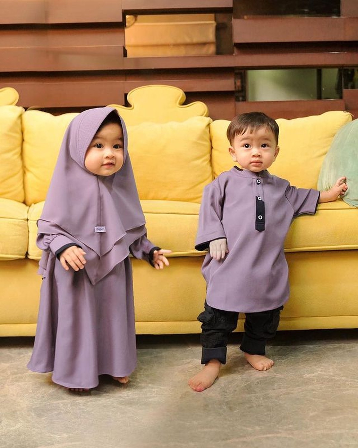 Anak kembar Syahnaz Sadiqah dan Jeje memang menggemaskan apalagi saat memakai baju samaan&period; Yuk kita intip&excl;