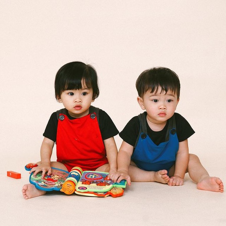 Anak kembar Syahnaz Sadiqah dan Jeje memang menggemaskan apalagi saat memakai baju samaan. Yuk kita intip!