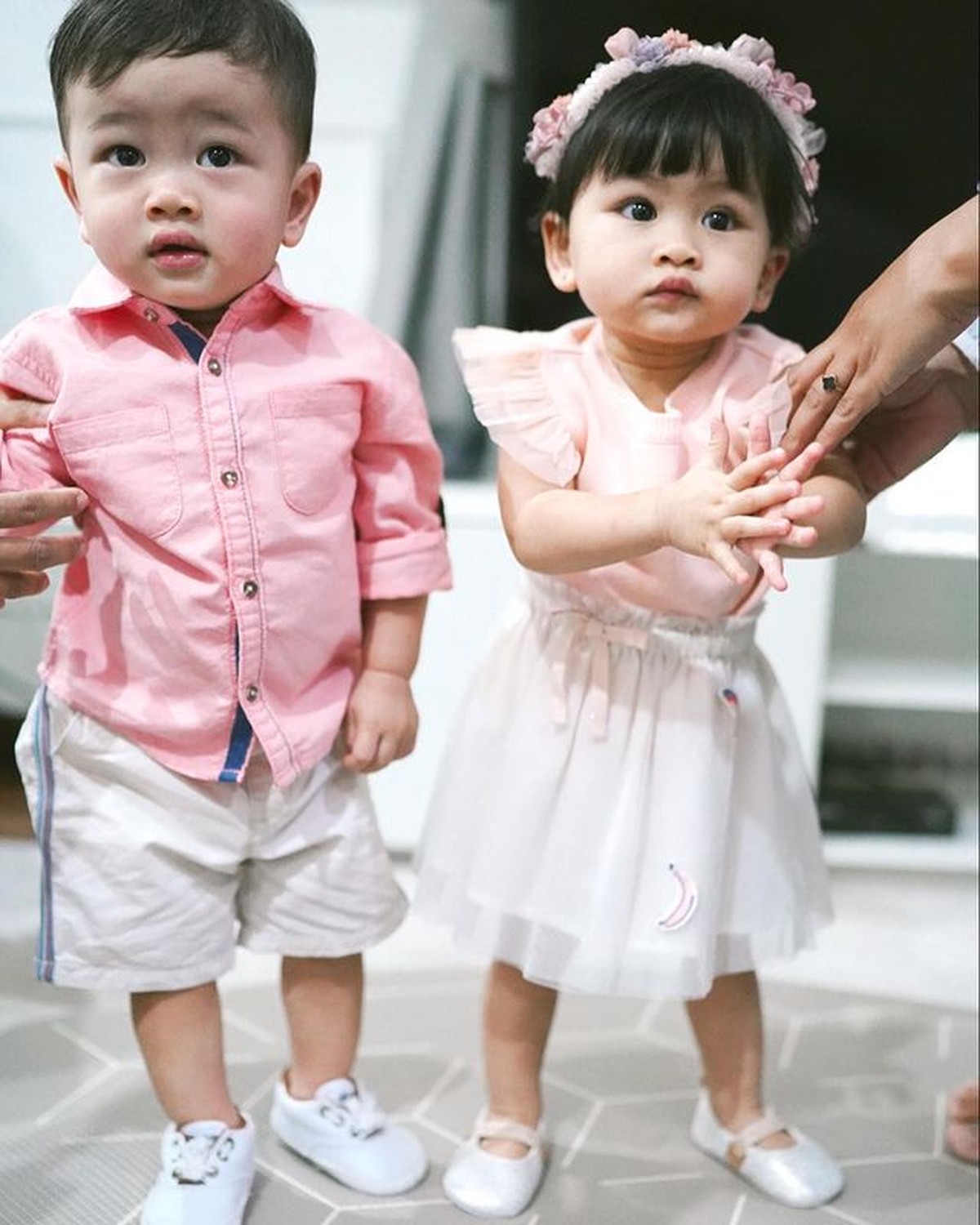 Anak kembar Syahnaz Sadiqah dan Jeje memang menggemaskan apalagi saat memakai baju samaan&period; Yuk kita intip&excl;