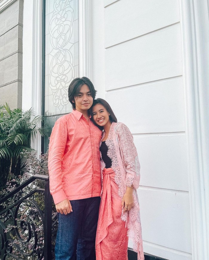 Angga dan Shenina nampak begitu serasi dengan pakaian senada di hari lebaran kemarin. Di hari lebaran kemarin pulalah keduanya kompak mengunggah foto bersama di akun Instagram mereka. (Foto: Instagram.com/anggayunandareal16)