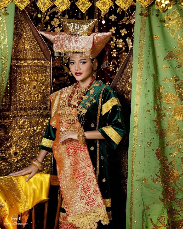 Aurel Hermansyah juga disebut memiliki paras ayu asli Indonesia. Istri Atta Halilintar ini sering disebut memiliki wajah yang 11-12 dengan ibu kandungnya, Krisdayanti. Ia tampak cantik menawan dengan kulit agak sawo matang. (Foto: instagram.com/aurelie.hermansyah)