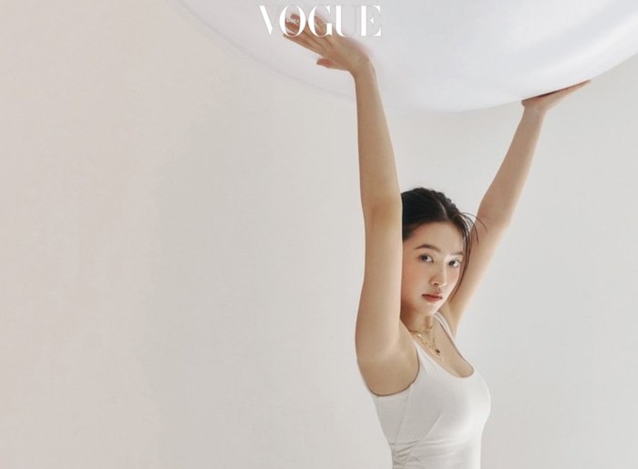 Selain pemotretan, Yeri juga melakukan sedikit wawancara. Baru-baru ini, Yeri membiasakan diri untuk rutin olahraga. Bahkan ia mulai terbiasa olahraga setiap hari / foto: vogue.co.kr