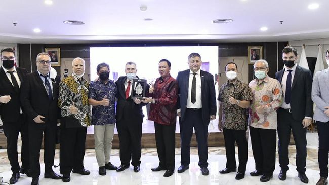 BPH Migas Terima Delegasi Rumania, Bahas Peluang Investasi Kepala BPH Migas M. Fanshurullah Asa menerima kunjungan delegasi dari Rumania dalam rangka membahas peluang kerja sama dan investasi di bidang pipa industrial.