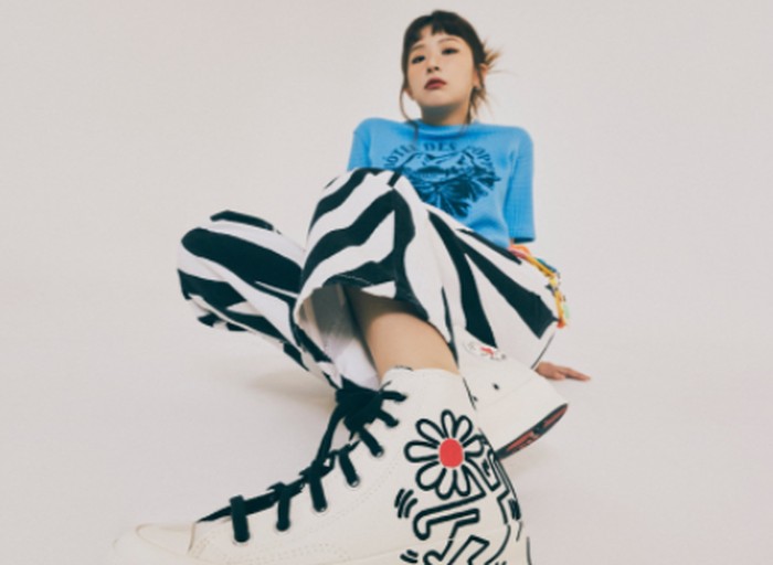 Seulgi sudah dua kali kolaborasi dengan Converse. Kali ini ia melakukan pemotretan dengan tema musim panas. Seulgi tampak santai dengan outfit ala dirinya, dilengkapi dengan sepatu Converse All Star / foto: twitter.com/RVsmtow