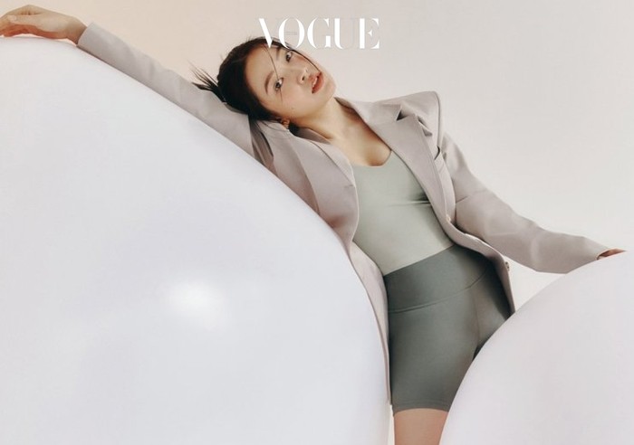 Kolaborasi Yeri dan Lululemon ini diabadikan oleh Vogue Korea. Yeri mengaku sangat excited ketika tahu dirinya terpilih jadi model. Ternyata, Lululemon merupakan brand favorit Yeri / foto: vofue.co.kr