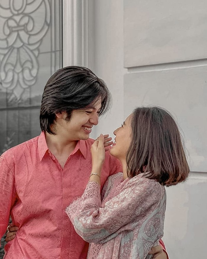 Diketahui Angga dan Shenina awalnya bekerja bersama di sebuah proyek. Tak disangka-sangka mereka pun akhirnya melanjutkan hubungan spesial mereka di dunia nyata. (Foto:Instagram.com/support.shenangga)