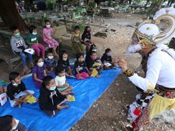 Hanoman Ajak Anak-anak di Kawasan Makam Rangkah Patuh Prokes