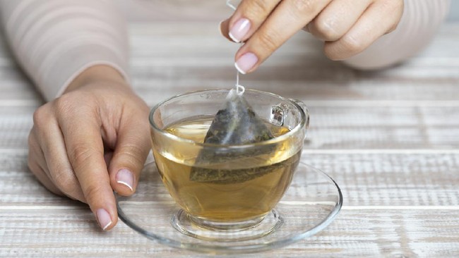 Industri teh Sri Lanka ikut terdampak krisis yang melanda negara tersebut. Produksi teh tertekan karena sulit mendapatkan pupuk.