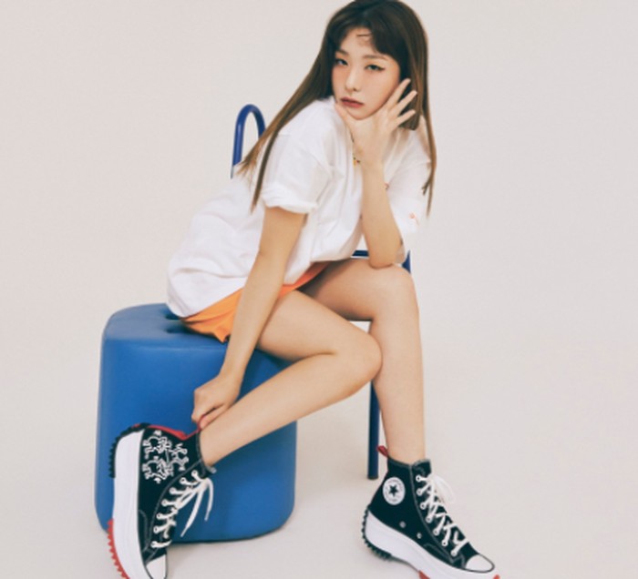 Sebelumnya, Seulgi juga jadi model Converse pada musim semi lalu. Itu tepat menjelang hari ulang tahunnya. Kolaborasi tersebut ternyata untuk sebuah kampanye / foto: twitter.com/RVsmtown