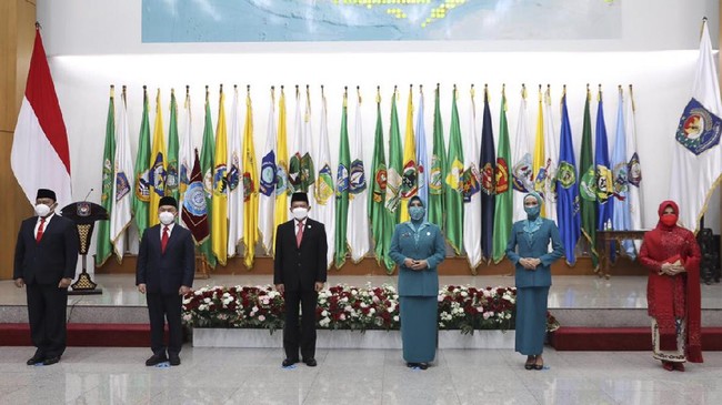 Ketua Umum Tim Penggerak Pemberdayaaan dan Kesejahteraan Keluarga (TP-PKK) Tri Tito Karnavian melantik Ivo Sugianto Sabran sebagai Ketua TP-PKK Kalteng.