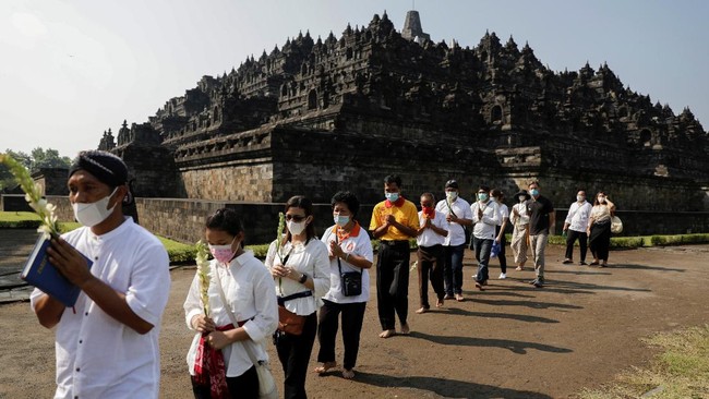 Rencana pemerintah untuk menaikkan harga tiket naik Candi Borobudur menjadi Rp750 ribu dinilai bakal menghambat kunjungan wisatawan maupun ibadah.