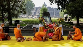 FOTO: Khidmat Sembahyang Tri Suci Waisak 2021 di Nusantara