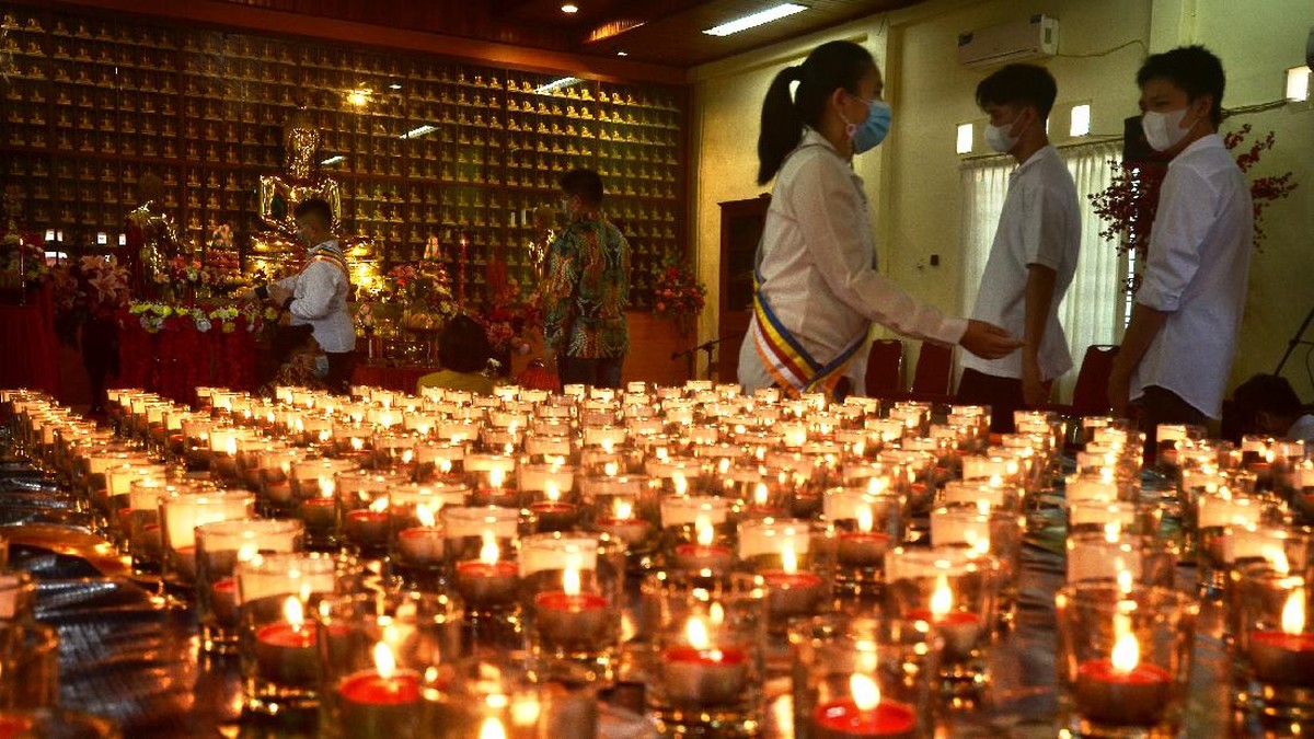 FOTO: Khidmat Sembahyang Tri Suci Waisak 2021 di Nusantara