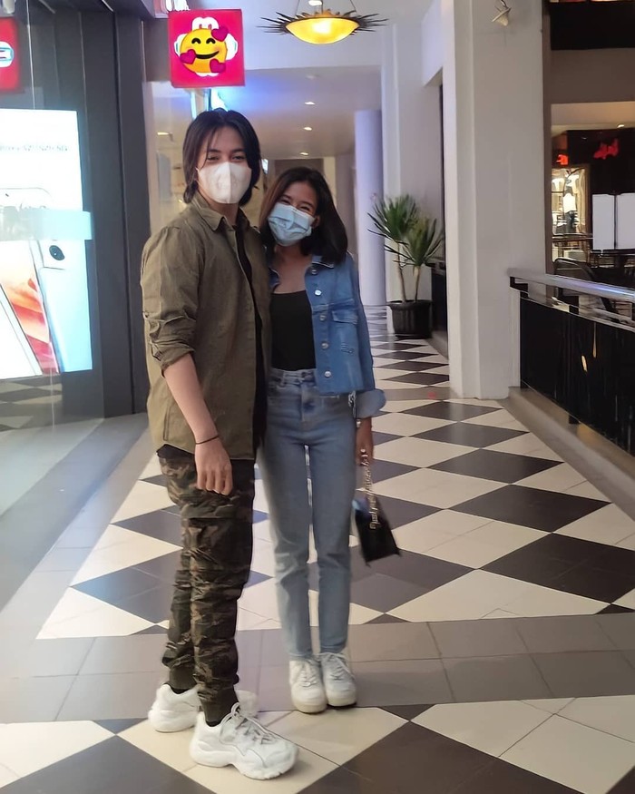 Kini Angga dan Shenina sudah tidak ragu-ragu lagi menunjukkan momen romantis kebersamaan mereka di hadapan publik.(Foto:Instagram.com/support.shenangga)