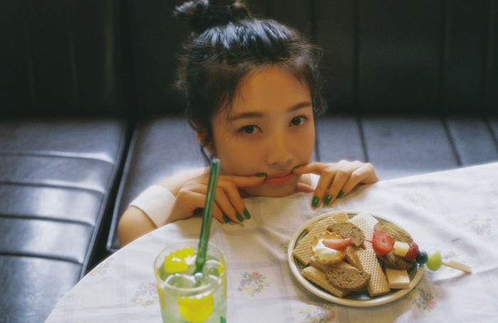 Konsep ini dinilai cocok dengan karakter Joy. Ia sukses menampilkanĀ ekspresi ceria sekaligus tampak merindu dalam foto-foto teaser yang diunggah / foto: twitter.com/RVsmtown
