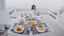 Liburan Mewah Ala Nikita Willy, Tidur di Hamparan Pasir yang Luas Bikin Takjub!