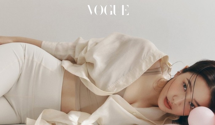 Yeri lebih senang berolahraga di pagi hari. Menurutnya, olahraga pagi itu memberikan efek yang bagus. Tubuh dan pikiran yang Lelah akibat aktivitas di hari sebelumnya jadi tersegarkan kembali / foto: vogue.co.kr