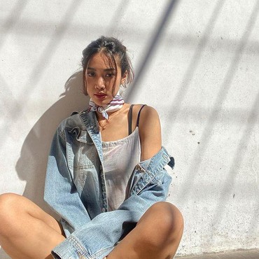 Aksi Nekat Widy Vierratale Ganti Baju di Tempat Umum Bikin Heboh