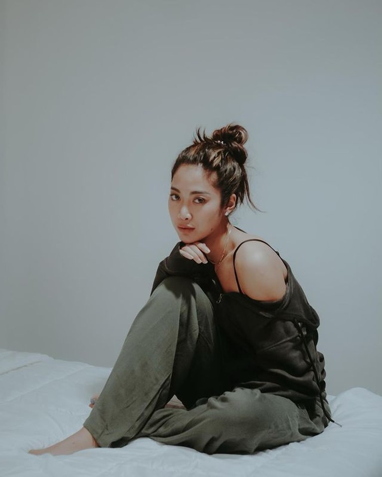 Widy vokalis 'Vierratale' bercerita tentang dilecehkan oleh oknum petinggi. Yuk kita intip potret Widy!