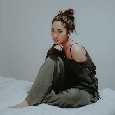 Lagi, Widy Vierratale Terlihat Ganti Baju di Atas Panggung