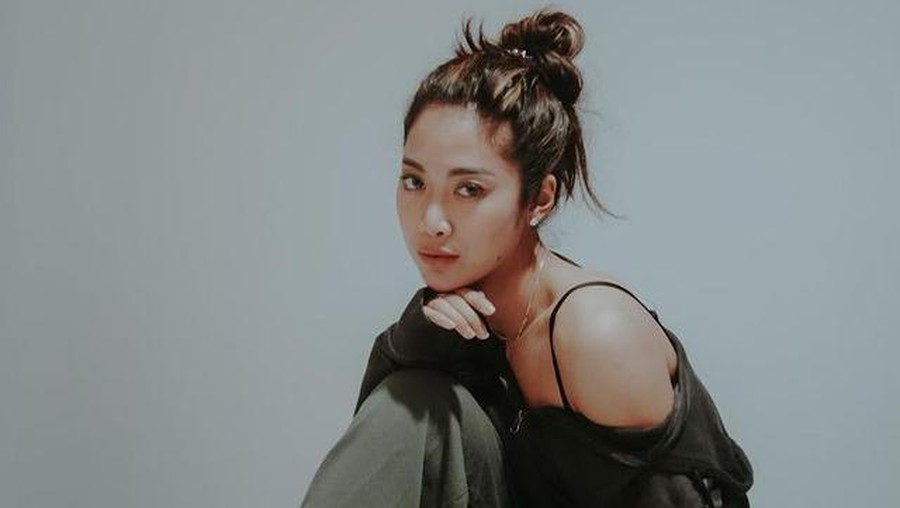 Widy vokalis 'Vierratale' bercerita tentang dilecehkan oleh oknum petinggi. Yuk kita intip potret Widy!