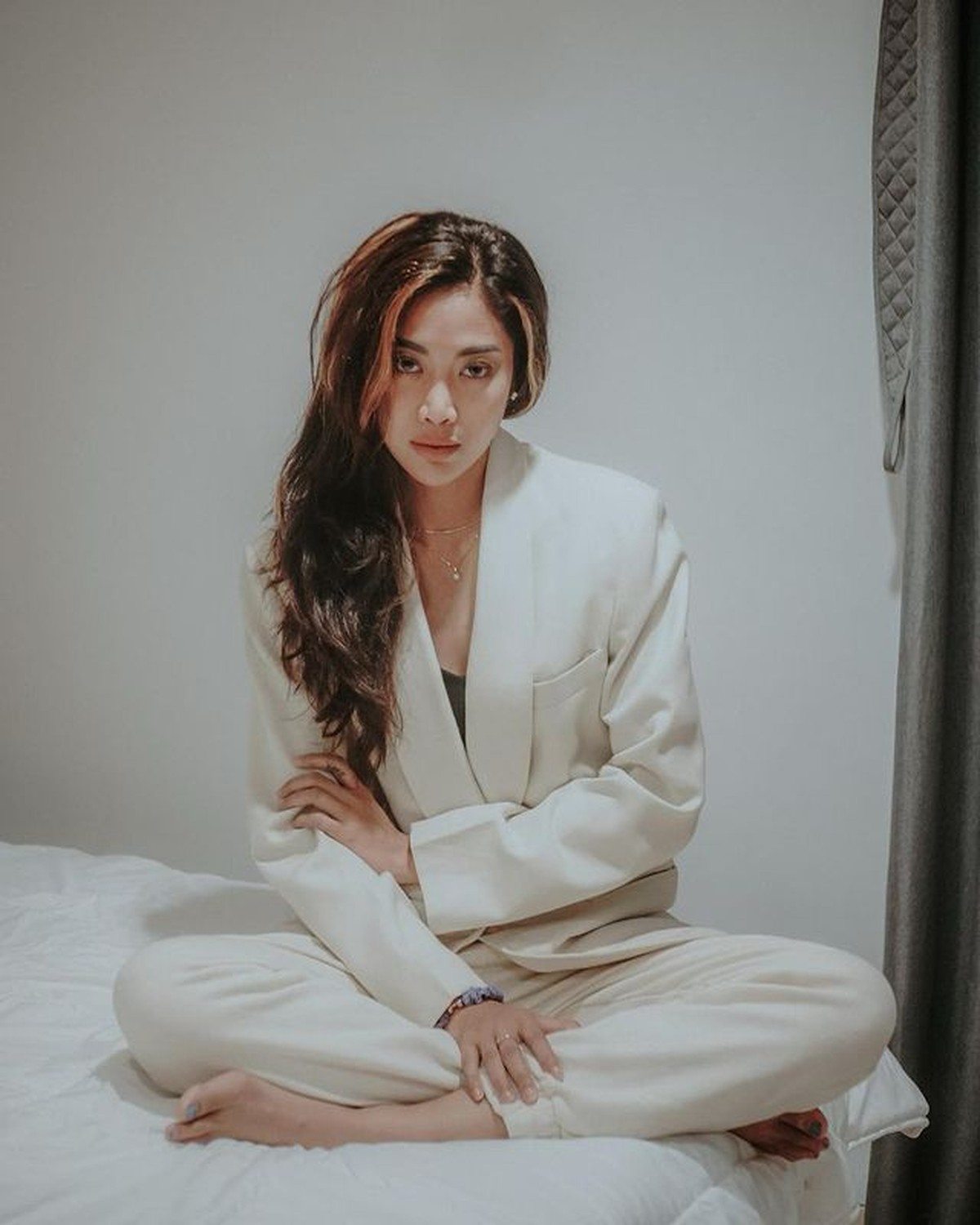 Widy vokalis 'Vierratale' bercerita tentang dilecehkan oleh oknum petinggi&period; Yuk kita intip potret Widy&excl;