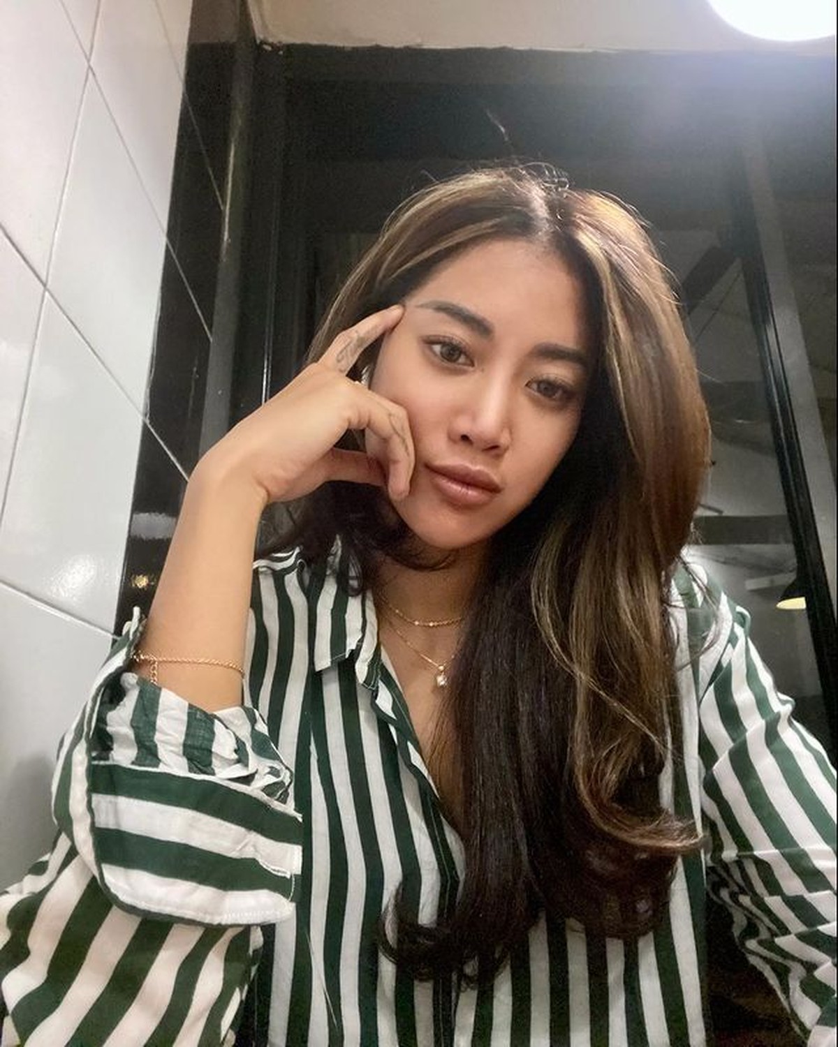 Widy vokalis 'Vierratale' bercerita tentang dilecehkan oleh oknum petinggi&period; Yuk kita intip potret Widy&excl;