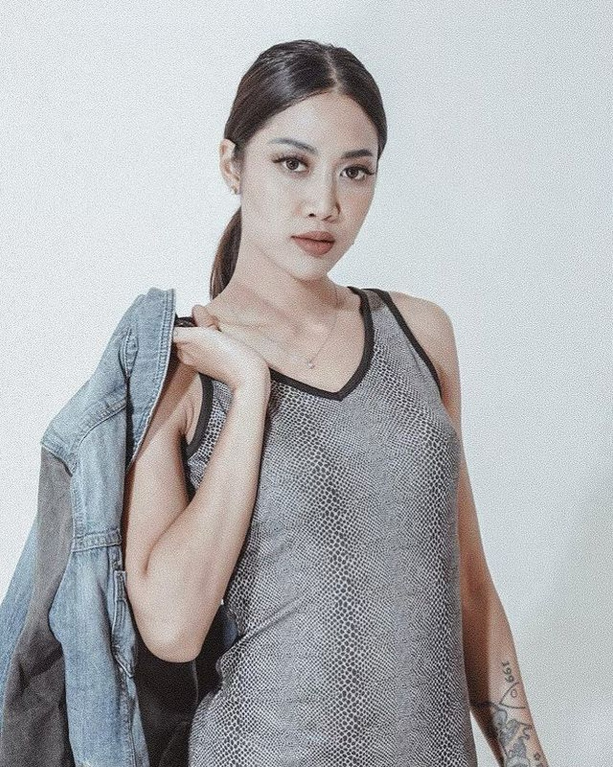 Widy vokalis 'Vierratale' bercerita tentang dilecehkan oleh oknum petinggi&period; Yuk kita intip potret Widy&excl;