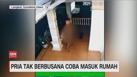 VIDEO: Pria Tak Berbusana Coba Masuk Rumah
