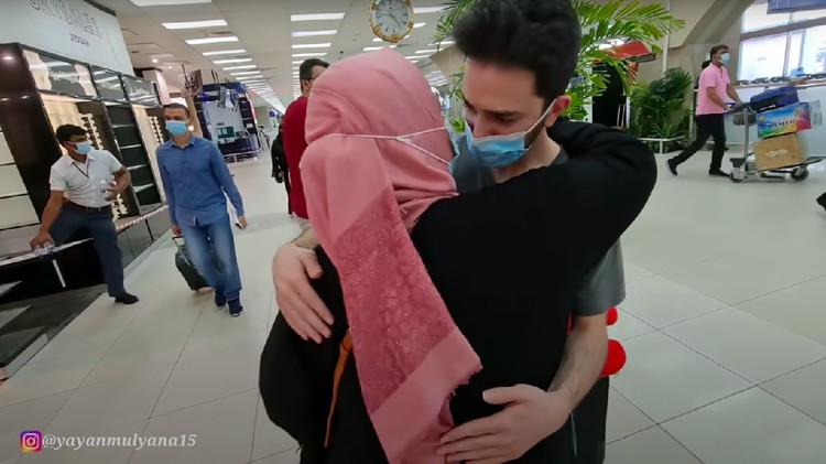 Pria tampan Arab nangis ditinggal TKW pulang ke Indonesia