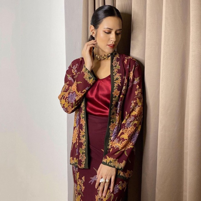 Raisa Andriana juga termasuk penyanyi yang memiliki paras ayu khas wanita Indonesia. Wanita kelahiran 1990 ini dikenal memiliki suara khas, lembut dan juga menghanyutkan. (Foto: instagram.com/raisa6690/)