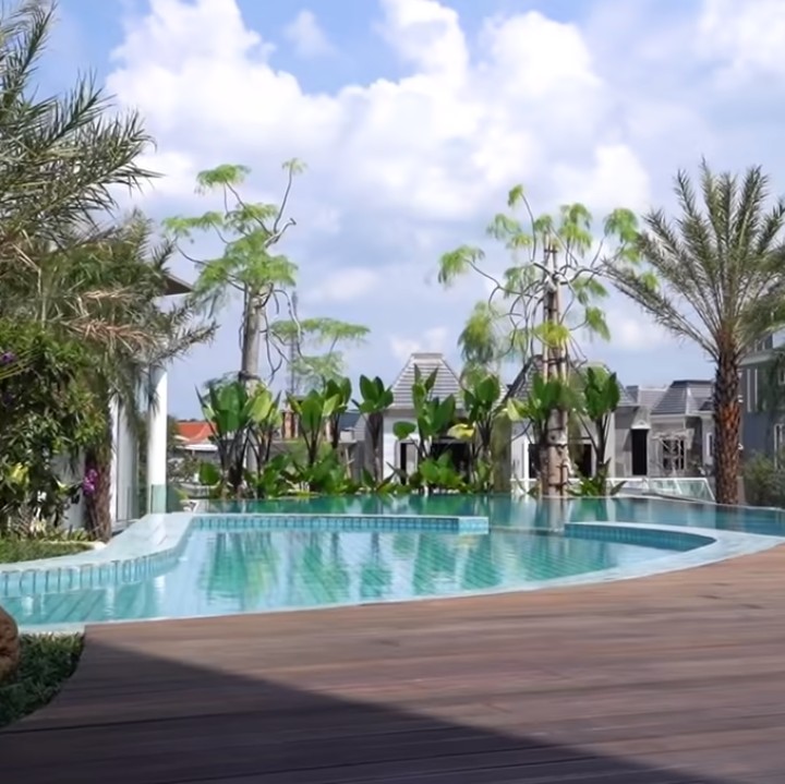 <p>Rumah mewah pasangan crazy rich Malang, Gilang Widya Pramana dan Shandy Purnamasari, berhasil menarik perhatian, Bunda. (Foto: YouTube: Boy William)</p>