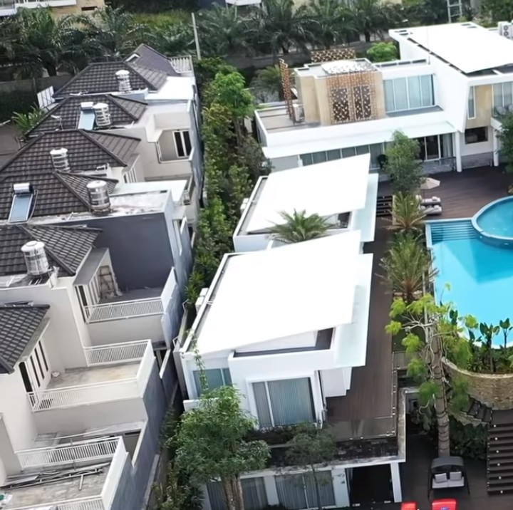 <p>Dari atas, rumah mewah milik pasangan crazy rich Malang ini terlihat seperti barisan vila, Bunda. (Foto: YouTube: Boy William)</p>