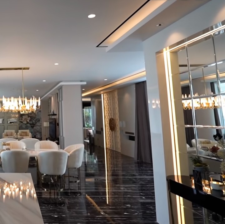 <p>Ruang makan hingga ruang keluarga dalam rumah mewah Shandy dan Gilang memiliki tampilan bak hotel berbintang. (Foto: YouTube: Boy William)</p>